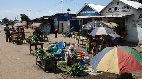 Verkaufsstände auf einem afrikanischen Markt ohne viel Kundschaft