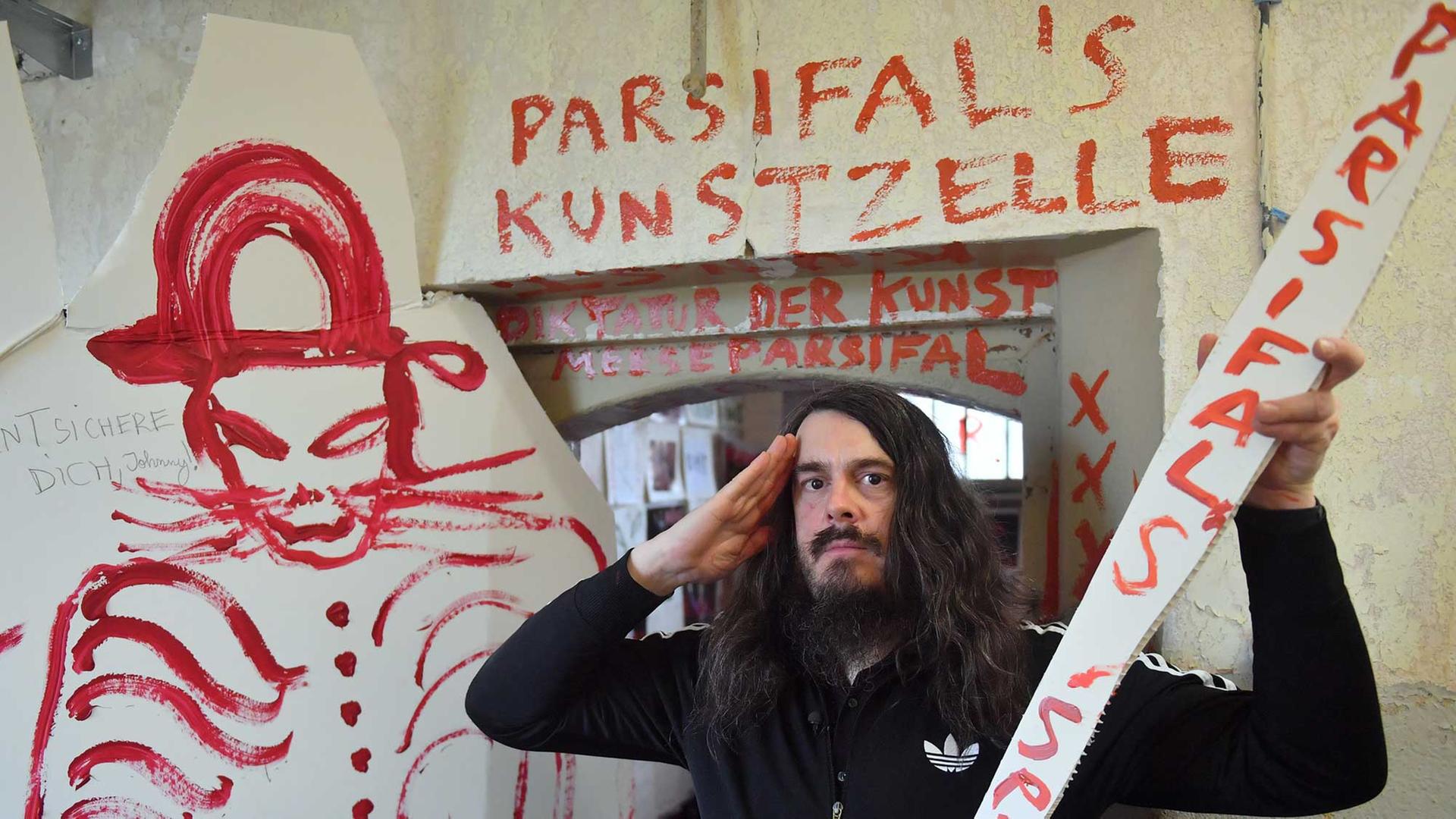 Der Künstler Jonathan Meese während des Aufbaus seiner Kunstzelle im Alten Gefängnis in Wittenberg (Sachsen-Anhalt) in der Ausstellung "Luther und die Avantgarde". Meese präsentiert in dem dunklen Raum 95 Thesen der Kunst - in Anlehnung an die 95 Thesen, die Martin Luther vor 500 Jahren an die Tür der Wittenberger Schlosskirche genagelt haben soll. Mehrere Künstler gestalten dort je eine Zelle. Der Künstler Jonathan Meese während des Aufbaus seiner Kunstzelle im Alten Gefängnis in Wittenberg (Sachsen-Anhalt) in der Ausstellung "Luther und die Avantgarde". Meese präsentiert in dem dunklen Raum 95 Thesen der Kunst - in Anlehnung an die 95 Thesen, die Martin Luther vor 500 Jahren an die Tür der Wittenberger Schlosskirche genagelt haben soll. Mehrere Künstler gestalten dort je eine Zelle.