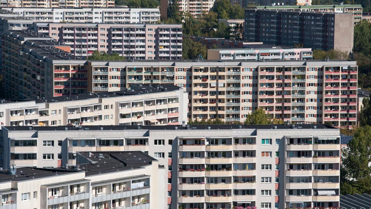 Blick auf mehrere Plattenbauten in Berlin-Marzahn Blick auf mehrere Plattenbauten in Berlin-Marzahn