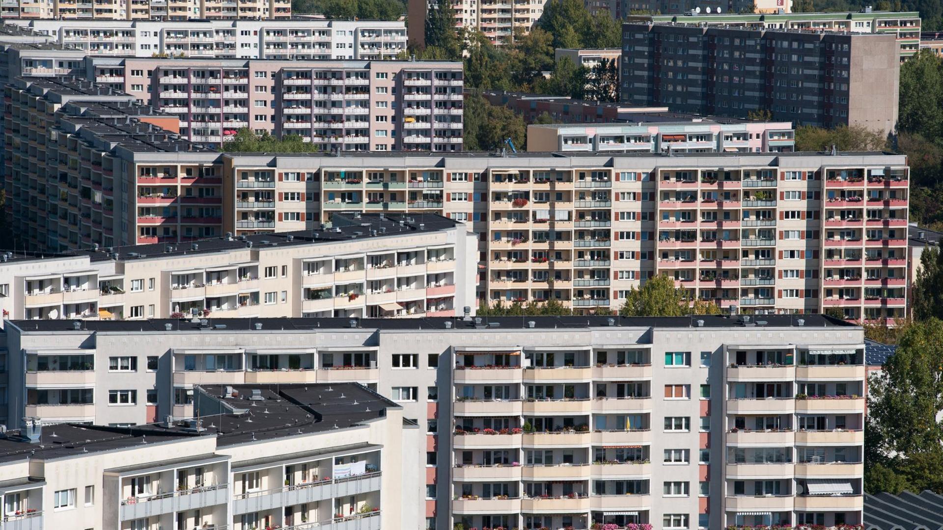 Blick auf mehrere Plattenbauten in Berlin-Marzahn Blick auf mehrere Plattenbauten in Berlin-Marzahn