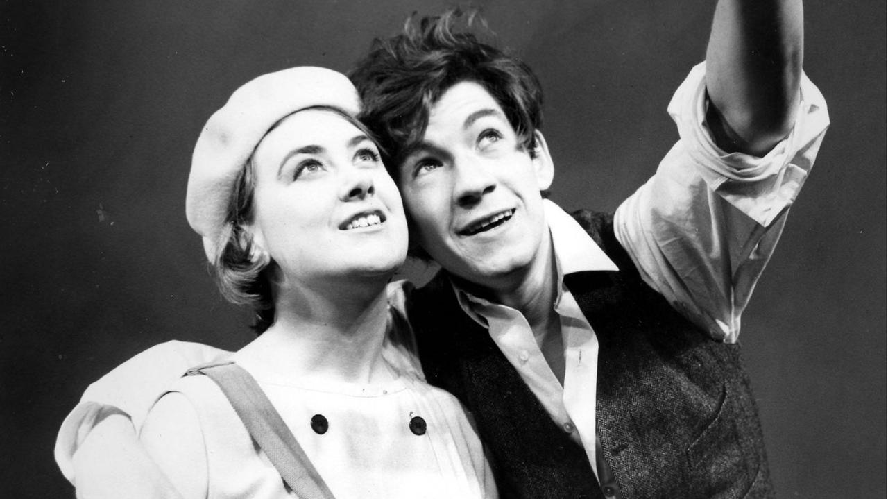 Ian McKellen als junger Schauspieler in "Their Very Own and Golden City", 1966 in London. Neben ihm: Gillian Martell. Ian McKellen als junger Schauspieler in "Their Very Own and Golden City", 1966 in London. Neben ihm: Gillian Martell.
