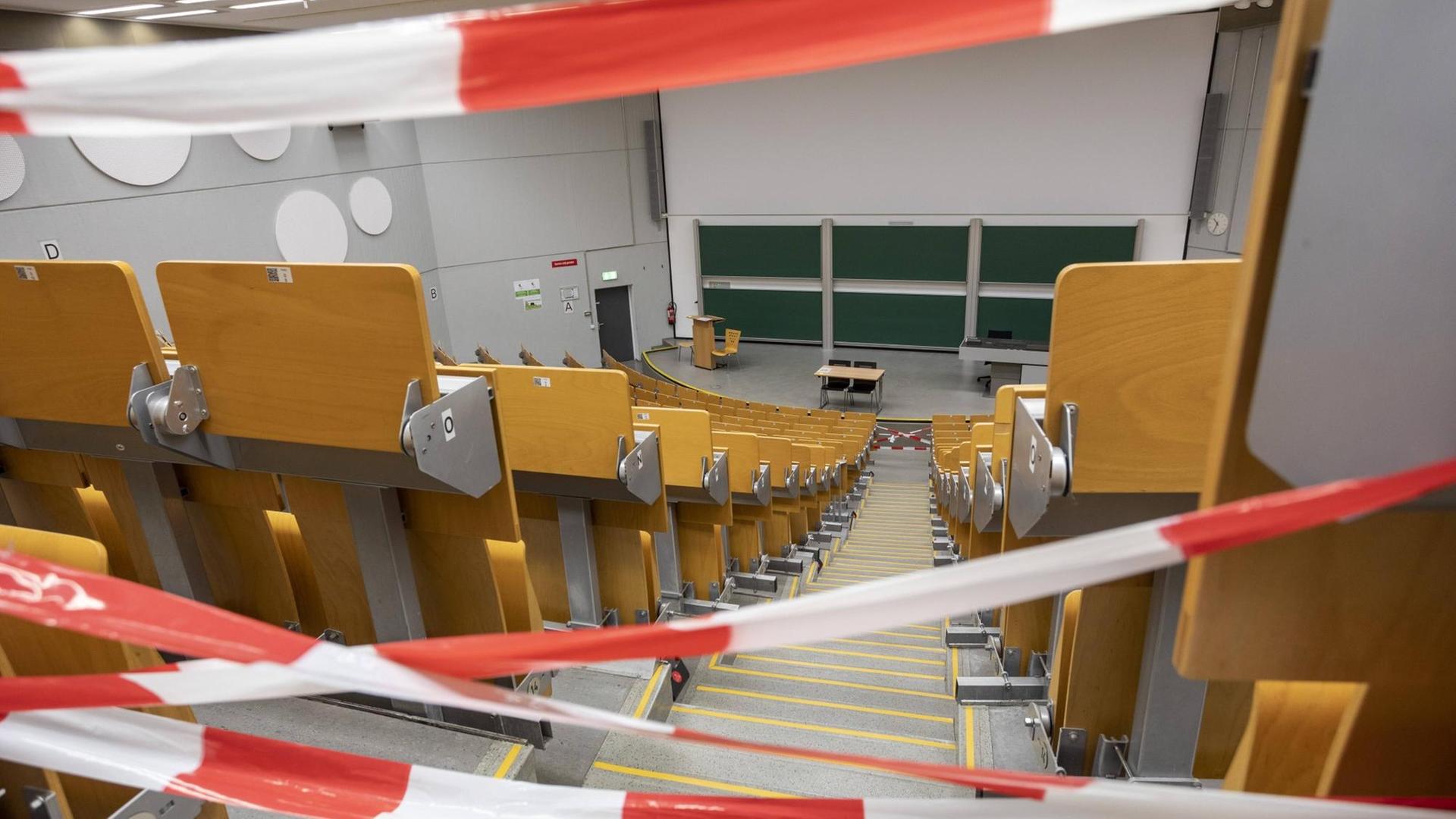 Blick in einen leeren Hörsaal. Blick in einen leeren Hörsaal.
