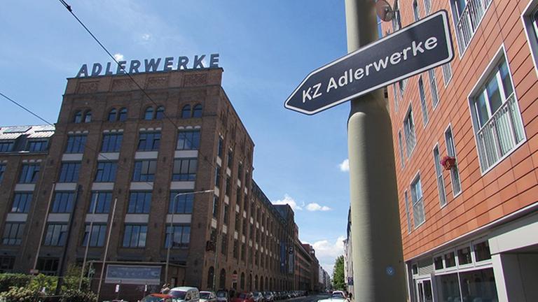 Ein Straßenschild mit der Aufschrift "KZ Adlerwerke" zeigt auf das Gebäude der Adlerwerke in Frankfurt. Ein Straßenschild mit der Aufschrift "KZ Adlerwerke" zeigt auf das Gebäude der Adlerwerke in Frankfurt.