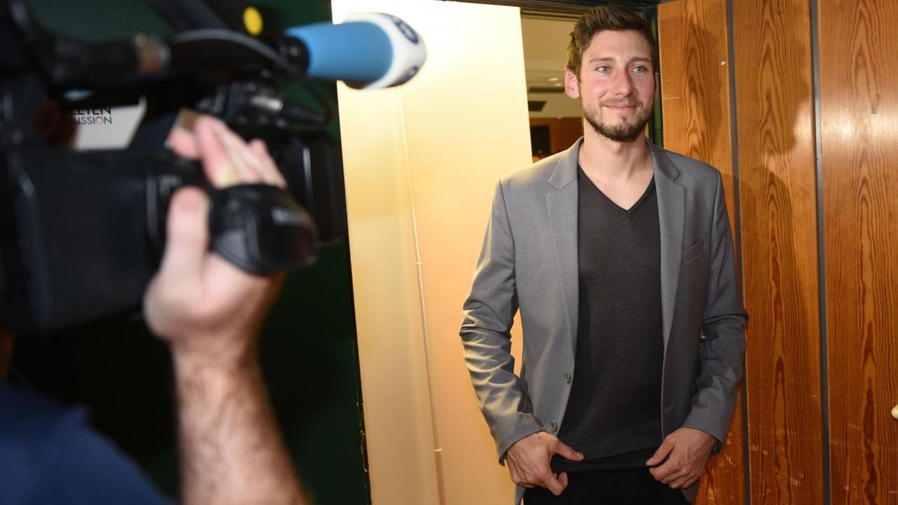 Die Athletensprecher Max Hartung kommt am aus dem Konferenzsaal. Die Athletensprecher Max Hartung kommt am aus dem Konferenzsaal.