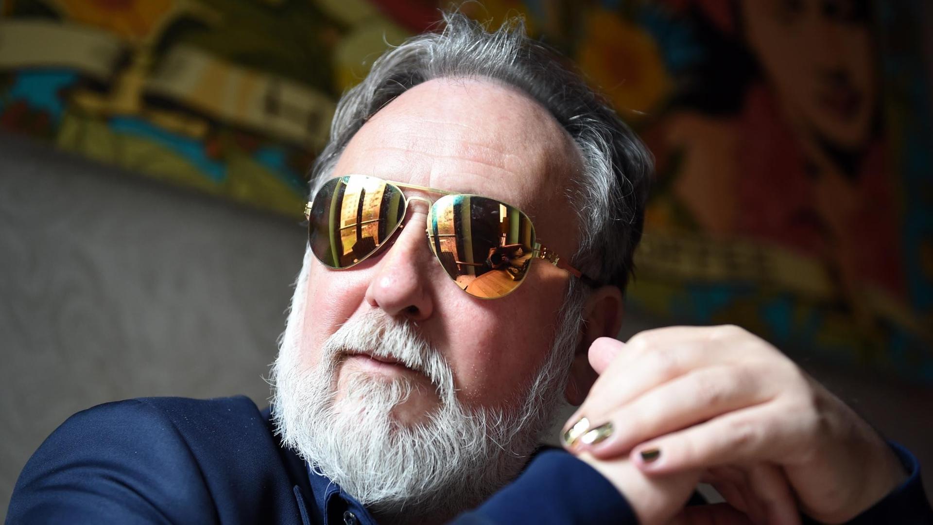 Der Musiker und Schauspieler Friedrich Liechtenstein im Porträt mit seinem Markenzeichen, einer Sonnenbrille. Der Musiker und Schauspieler Friedrich Liechtenstein im Porträt mit seinem Markenzeichen, einer Sonnenbrille.