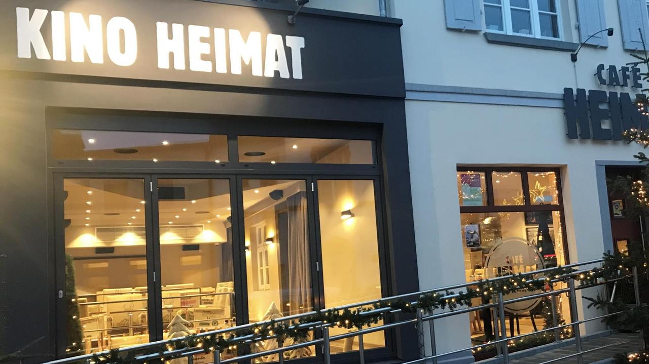 Außenansicht des «Kino Heimat» in Morbach im Hunsrück. Rechts nebenan das Geburtshaus von Filmregisseur Edgar Reitz - in dem Gebäude ist heute das «Café Heimat» untergebracht. Außenansicht des «Kino Heimat» in Morbach im Hunsrück. Rechts nebenan das Geburtshaus von Filmregisseur Edgar Reitz - in dem Gebäude ist heute das «Café Heimat» untergebracht.