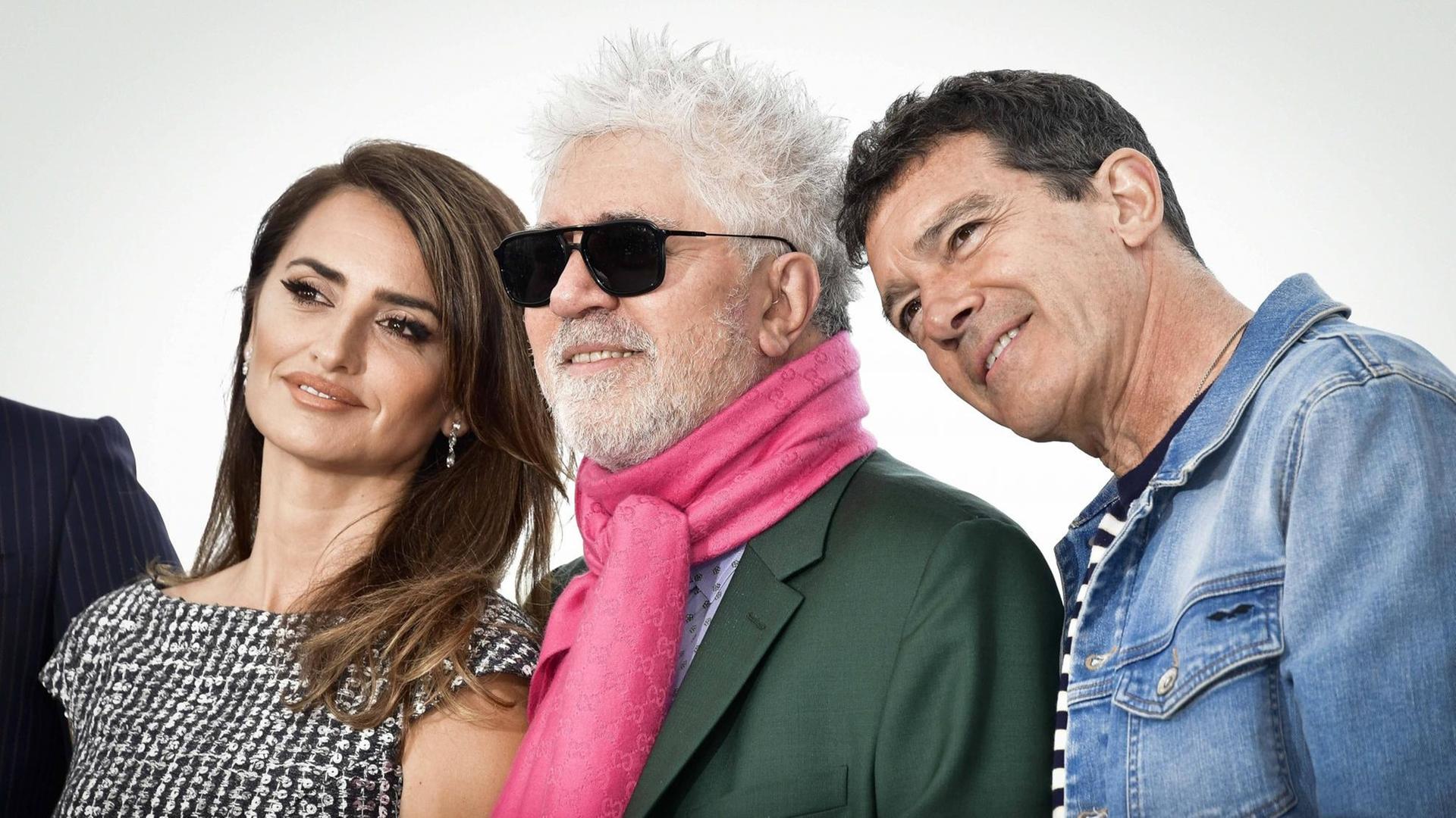 Foto IPP/Daniele Cifala 18/05/2019 Pain And Glory (Dolor Y Gloria Douleur Et Glorie) Photocall - The 72nd Annual Cannes Film Festival nella foto: Antonio Banderas, Penelope Cruz and Director Pedro Almodovar PUBLICATIONxNOTxINxITAxFIN 0 Foto IPP/Daniele Cifala 18/05/2019 Pain And Glory (Dolor Y Gloria Douleur Et Glorie) Photocall - The 72nd Annual Cannes Film Festival nella foto: Antonio Banderas, Penelope Cruz and Director Pedro Almodovar PUBLICATIONxNOTxINxITAxFIN 0