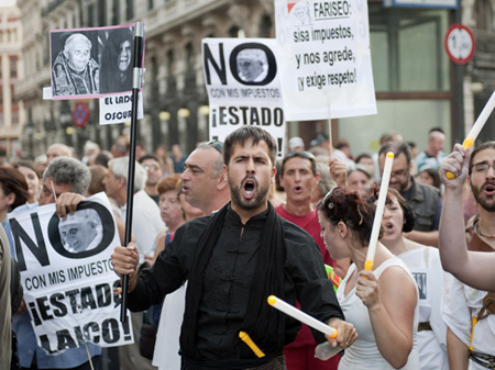 Tausdende Spanier protestieren in Madrid gegen den Besuch von Papst Benedikt XVI. anlässlich des Weltjugendtages