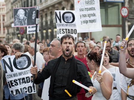 Tausdende Spanier protestieren in Madrid gegen den Besuch von Papst Benedikt XVI. anlässlich des Weltjugendtages Tausdende Spanier protestieren in Madrid gegen den Besuch von Papst Benedikt XVI. anlässlich des Weltjugendtages