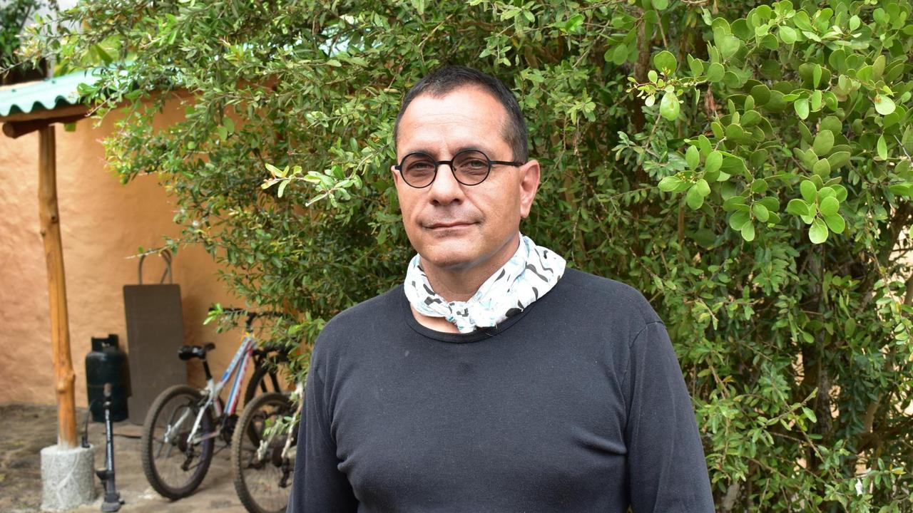 Reise- und Tauchführer Mathias Espinosa auf den Galapagosinseln. Ein dunkelhaariger Mann mit runder Brille und dunklem Shirt. Reise- und Tauchführer Mathias Espinosa auf den Galapagosinseln. Ein dunkelhaariger Mann mit runder Brille und dunklem Shirt.