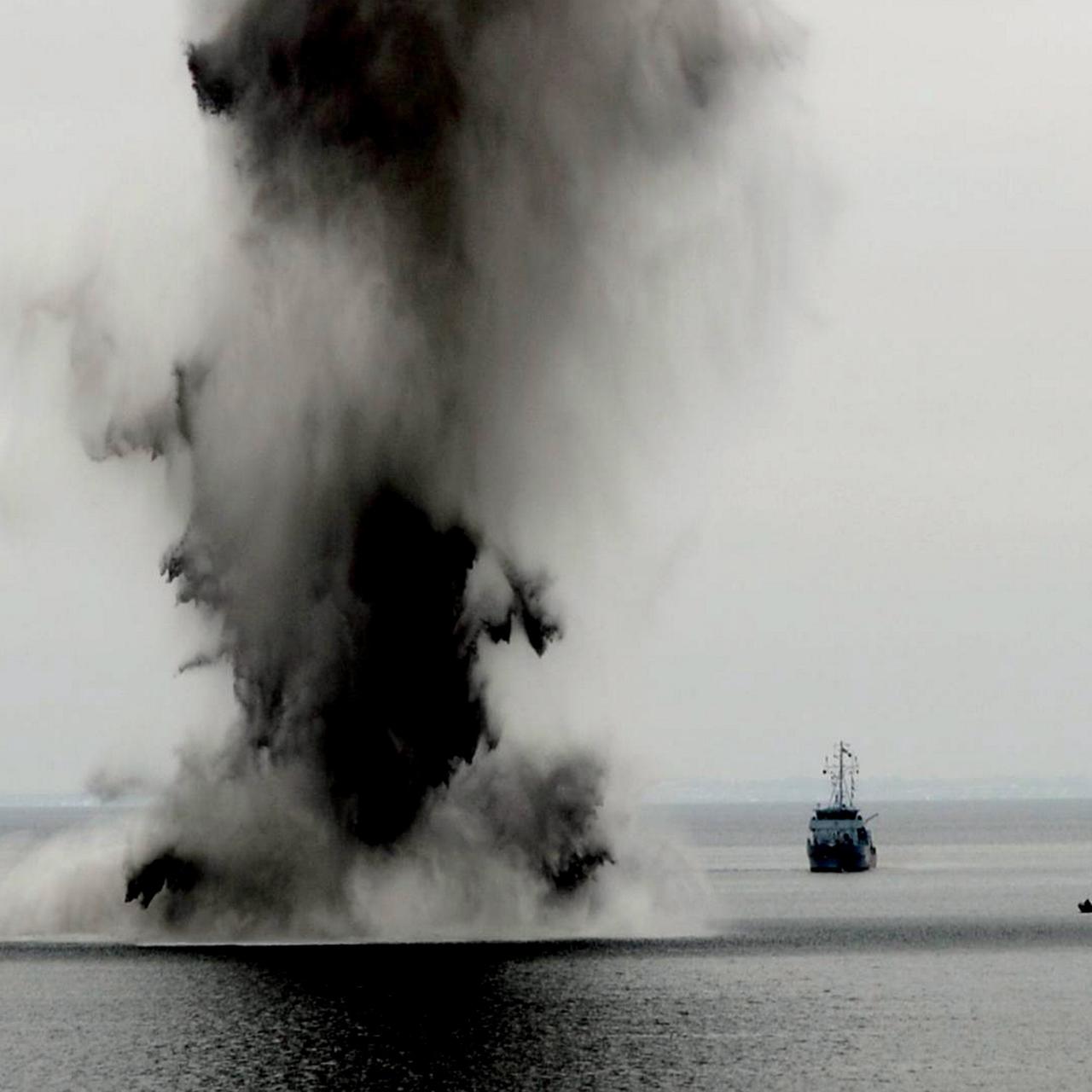 Spezialisten der Marine sprengen am 09.03.2010 auf der Ostsee vor Eckernf�rde eine Mine.
