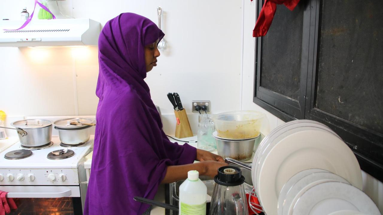 Das Foto zeigt eine Frau aus Somalia, die im Lager Five auf der Insel Nauru in der Küche steht. Sie hatte versucht, sich das Leben zu nehmen. Das Foto zeigt eine Frau aus Somalia, die im Lager Five auf der Insel Nauru in der Küche steht. Sie hatte versucht, sich das Leben zu nehmen.