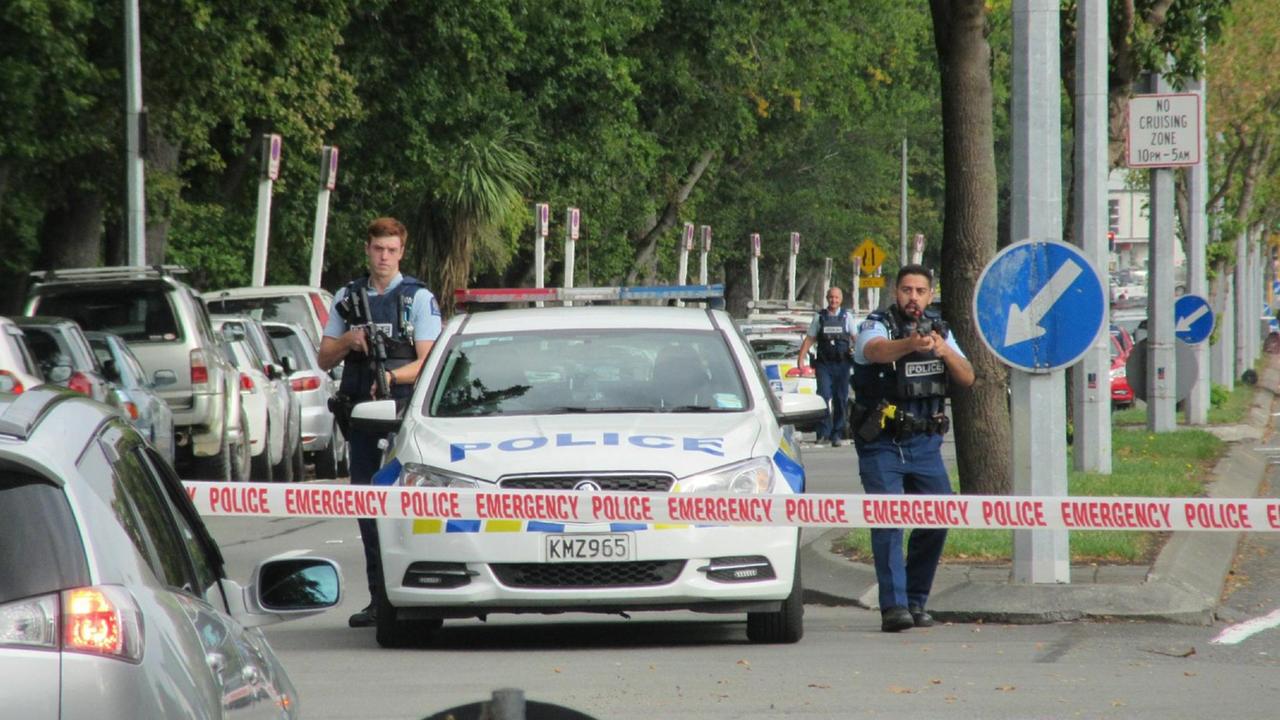 Neuseeländische Polizisten sichern die Umgebung nach dem Terror-Anschlag auf die Masjid-Al-Noor-Moschee in Christchurch. Neuseeländische Polizisten sichern die Umgebung nach dem Terror-Anschlag auf die Masjid-Al-Noor-Moschee in Christchurch.