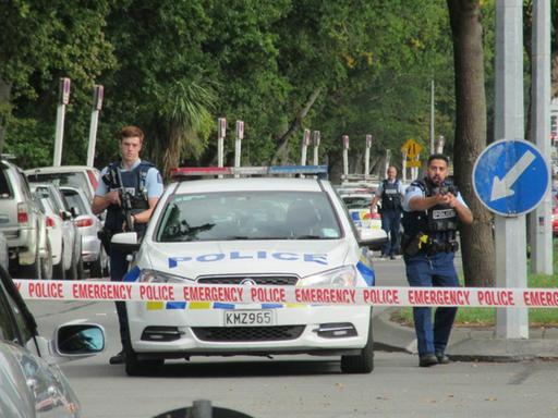 Neuseeländische Polizisten sichern die Umgebung nach dem Terror-Anschlag auf die Masjid-Al-Noor-Moschee in Christchurch.