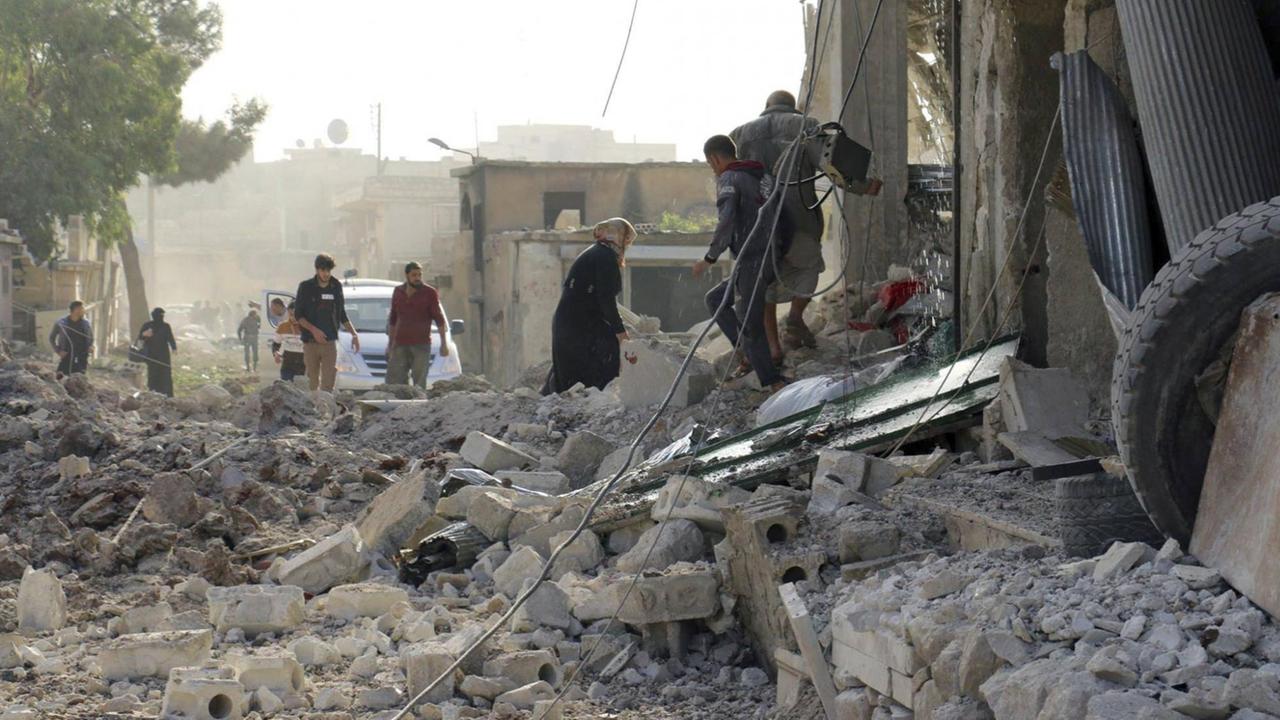 Dieses Bild zeigt am 13.11.2017 in Aleppo (Syrien) Bewohner, die die Trümmer eines Gebäudes durchsuchen. Dieses Bild zeigt am 13.11.2017 in Aleppo (Syrien) Bewohner, die die Trümmer eines Gebäudes durchsuchen.