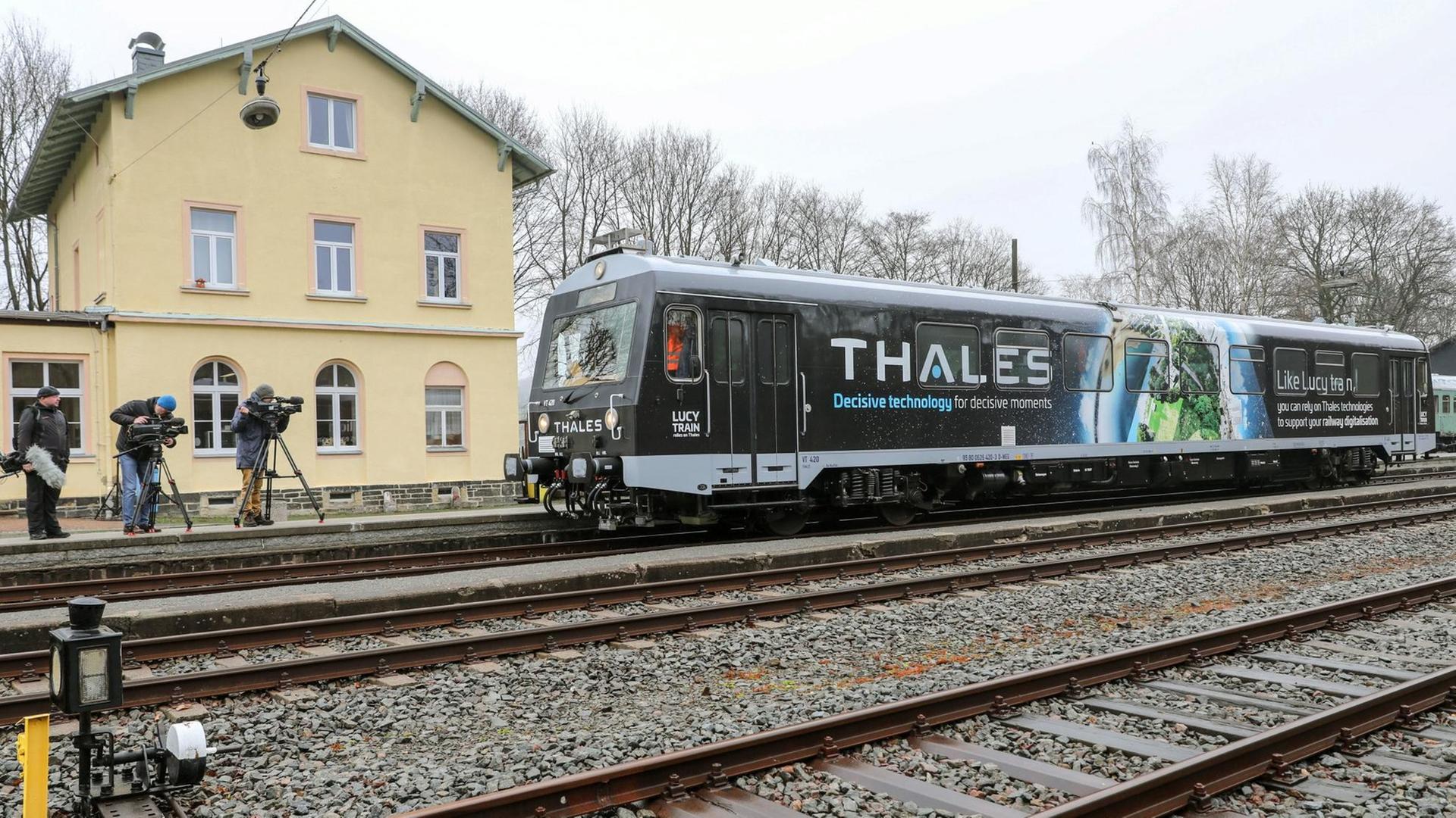Der Forschungszug für automatisiertes Bahnfahren mit dem Namen "Lucy" fährt in den Bahnhof Schlettau ein. Der Forschungszug für automatisiertes Bahnfahren mit dem Namen "Lucy" fährt in den Bahnhof Schlettau ein.