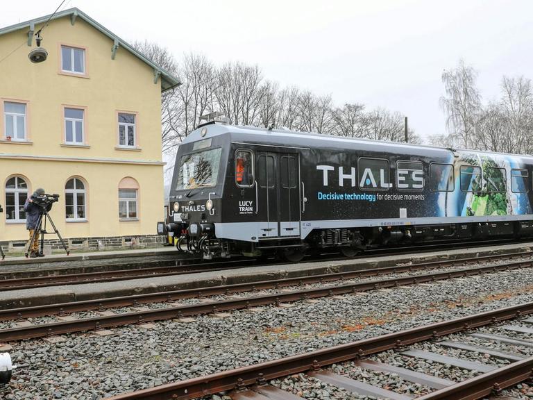 Der Forschungszug für automatisiertes Bahnfahren mit dem Namen "Lucy" fährt in den Bahnhof Schlettau ein.