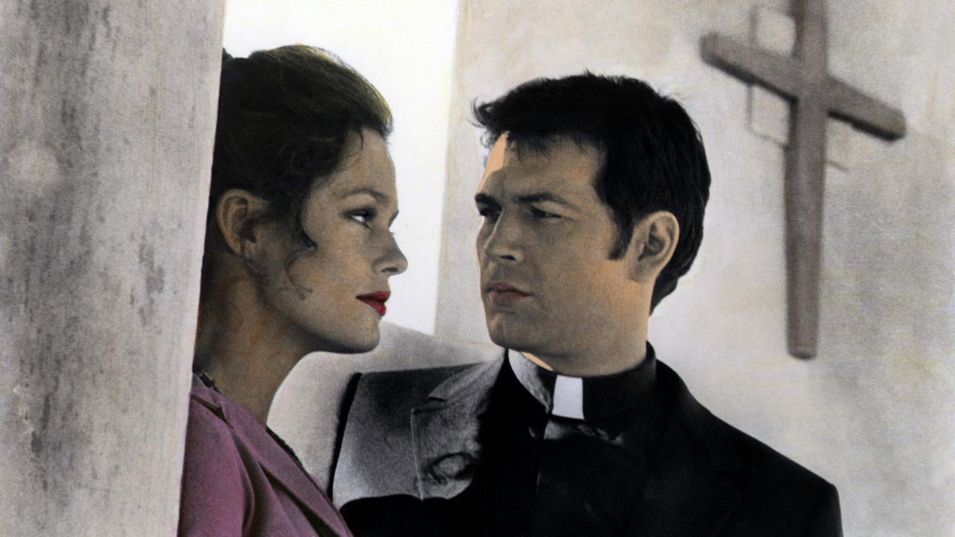 Die Schauspieler Lauren Hutton und Robert Forster in "Die Geliebte des Priesters", Szene aus dem US-Film von Daniel Haller aus dem Jahr 1970 Die Schauspieler Lauren Hutton und Robert Forster in "Die Geliebte des Priesters", Szene aus dem US-Film von Daniel Haller aus dem Jahr 1970