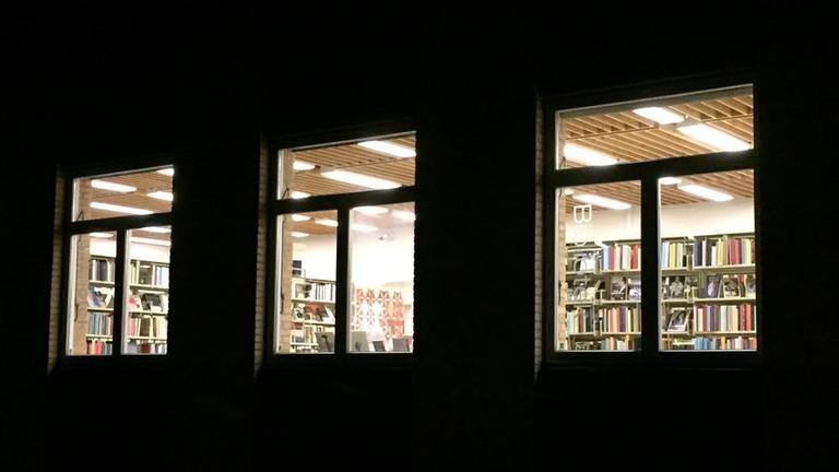 Eine dänische Bibliothek von aussen. Es ist schon dunkel, aber drinnen brennt noch Licht.