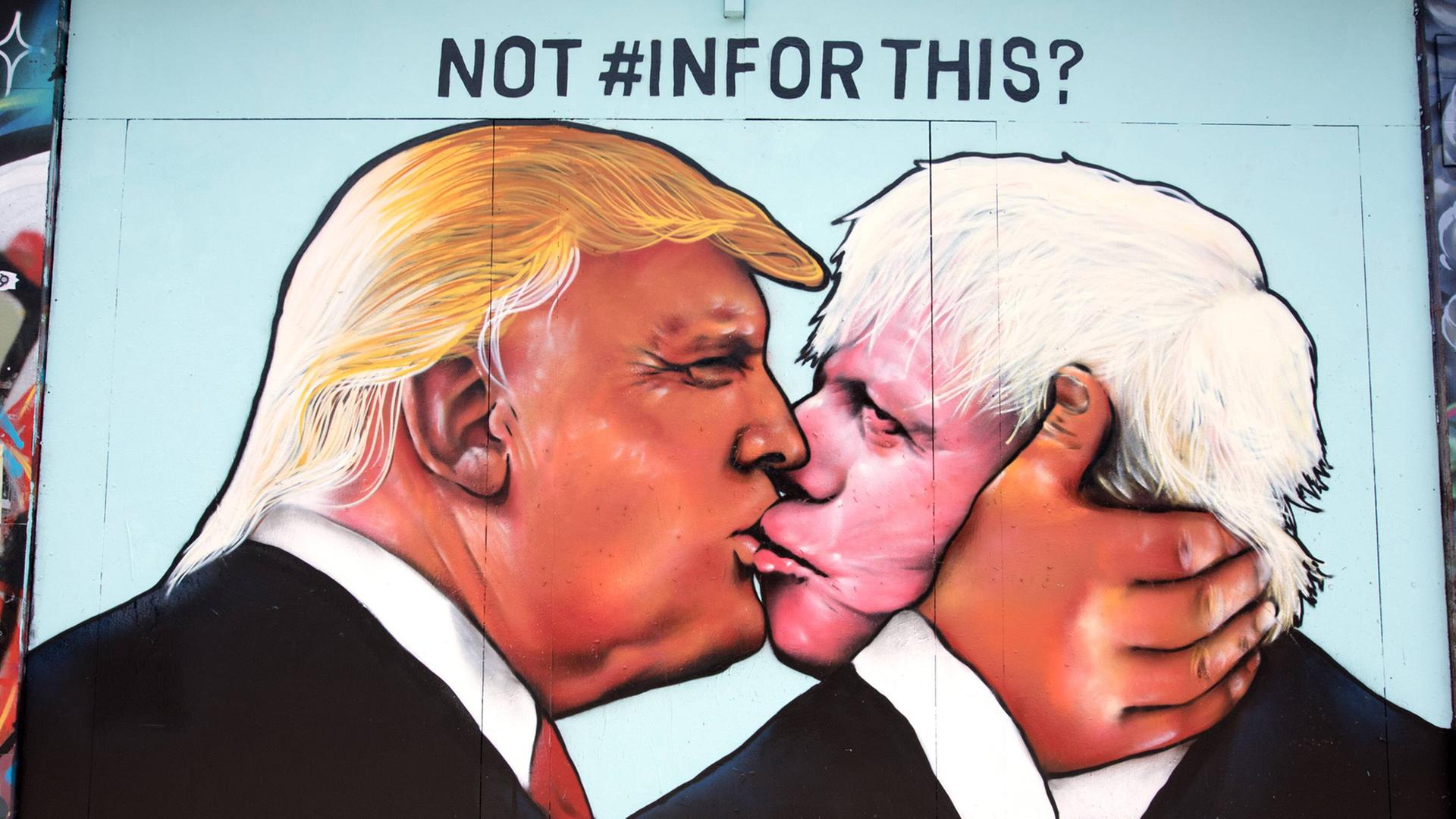 Ein Street-Art-Gemälde zeigt Donald Trump und Boris Johnson beim Küssen. Ein Street-Art-Gemälde zeigt Donald Trump und Boris Johnson beim Küssen.