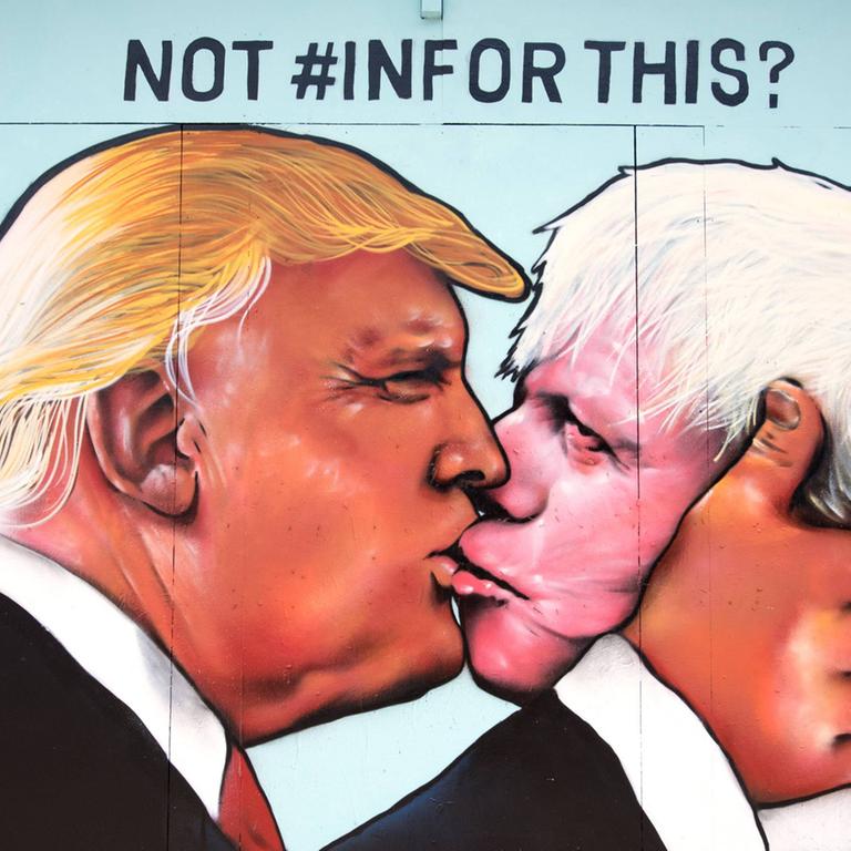 Ein Street-Art-Gemälde zeigt Donald Trump und Boris Johnson beim Küssen.