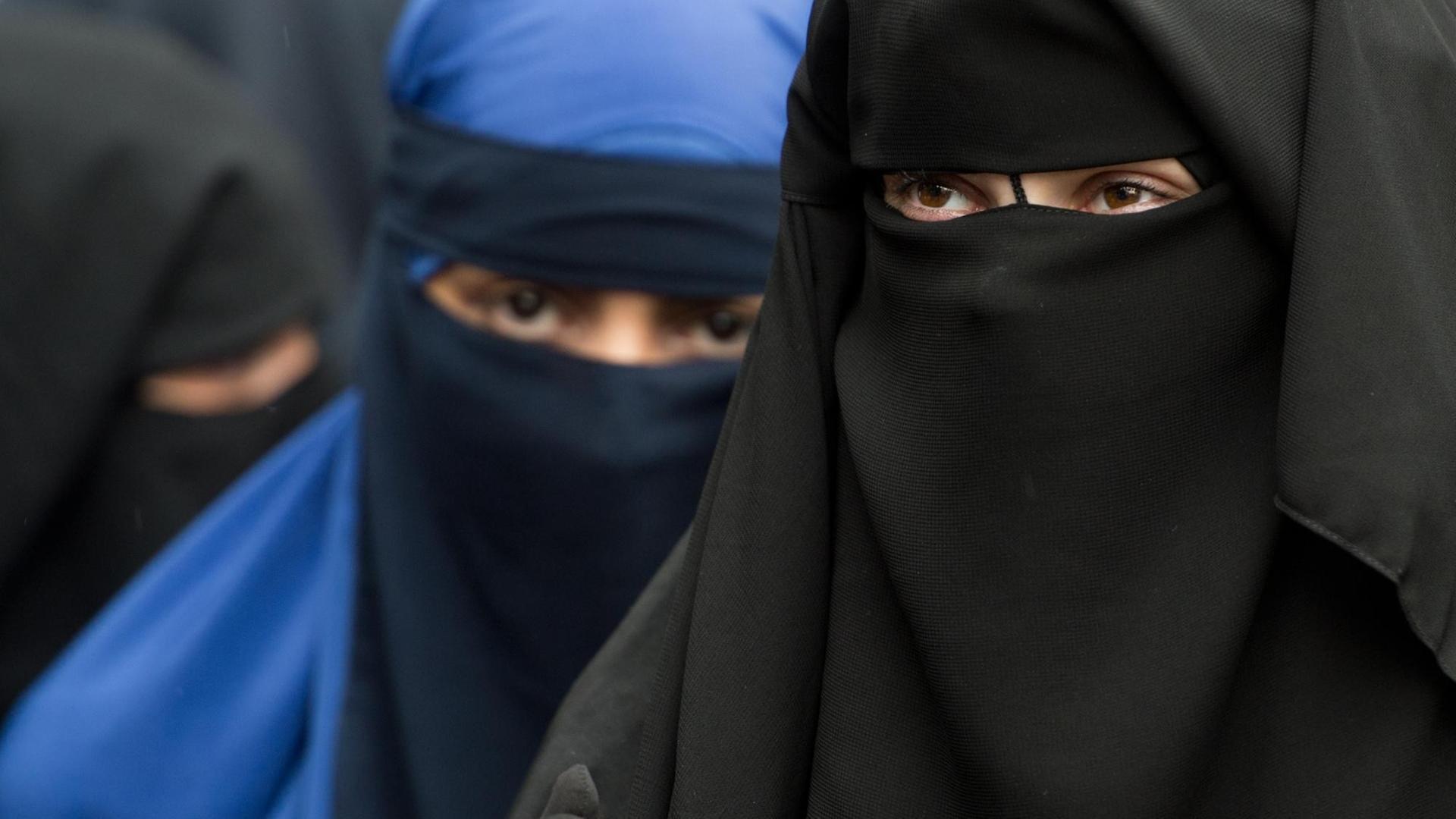 Vollverschleierte Frauen in schwarzen bzw. blauen Gewändern bei einer Salafisten-Kundgebung in Offenbach. Vollverschleierte Frauen in schwarzen bzw. blauen Gewändern bei einer Salafisten-Kundgebung in Offenbach.