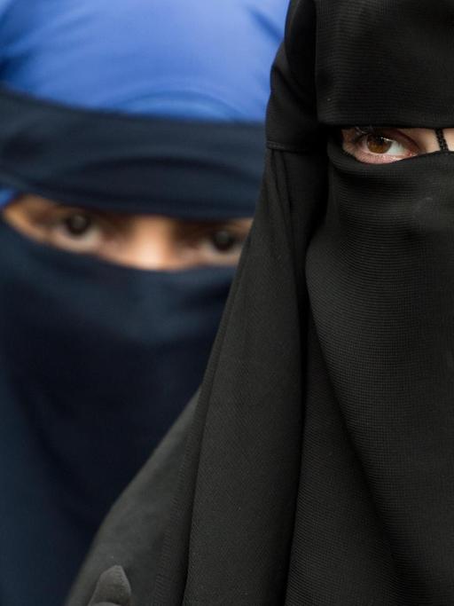 Vollverschleierte Frauen in schwarzen bzw. blauen Gewändern bei einer Salafisten-Kundgebung in Offenbach.