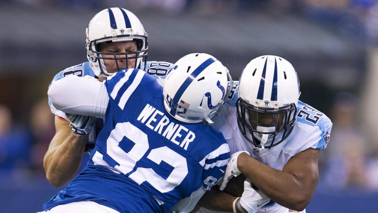 Björn Werner als Linebacker der Indianapolis Colts beim Tackling gegen den Running Back der Tennessee Titans David Cobb. Björn Werner als Linebacker der Indianapolis Colts beim Tackling gegen den Running Back der Tennessee Titans David Cobb.