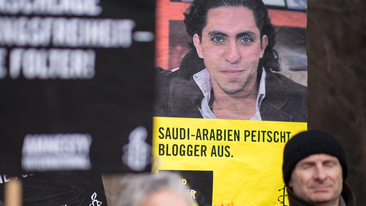 Der saudi-arabische Internetaktivist Raif Badawi wurde im Jahr 2012 verhaftet und 2014 wegen Beleidigung des Islams zu zehn Jahren Haft und 1.000 Peitschenhieben verurteilt. Hier eine Demo für Badawi Ende Januar in Berlin. Der saudi-arabische Internetaktivist Raif Badawi wurde im Jahr 2012 verhaftet und 2014 wegen Beleidigung des Islams zu zehn Jahren Haft und 1.000 Peitschenhieben verurteilt. Hier eine Demo für Badawi Ende Januar in Berlin.