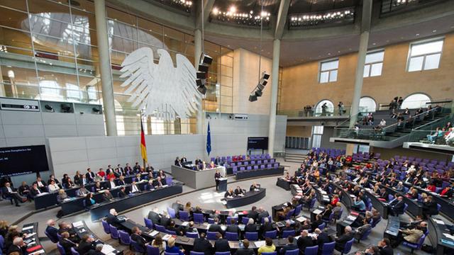 Bundeskanzlerin Angela Merkel (CDU) steht am 20.03.2014 am Rednerpult des Bundestags in Berlin und gibt eine Regierungserklärung zur Krim-Krise ab.