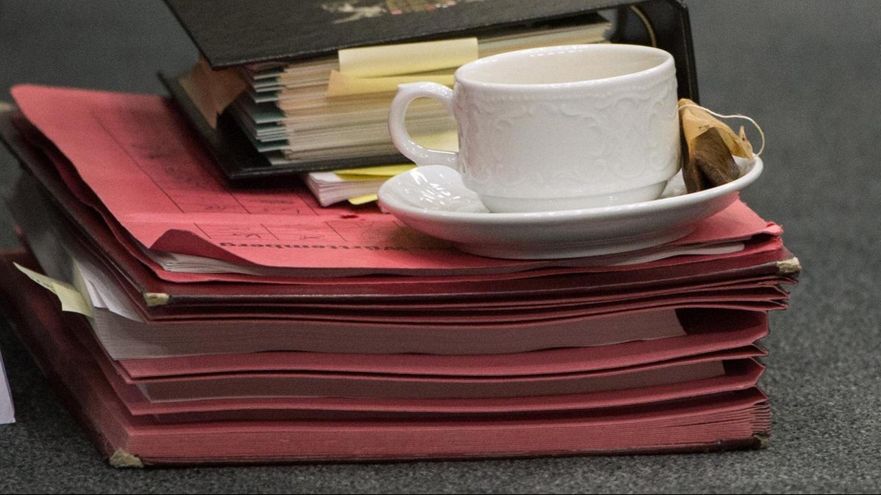 Eine Teetasse steht während einer Befragung des NSU-Untersuchungsausschusses am 23.11.2015 im baden-württembergischen Landtag in Stuttgart (Baden-Württemberg) auf einem Aktenstapel, der auf dem Boden liegt. Eine Teetasse steht während einer Befragung des NSU-Untersuchungsausschusses am 23.11.2015 im baden-württembergischen Landtag in Stuttgart (Baden-Württemberg) auf einem Aktenstapel, der auf dem Boden liegt.