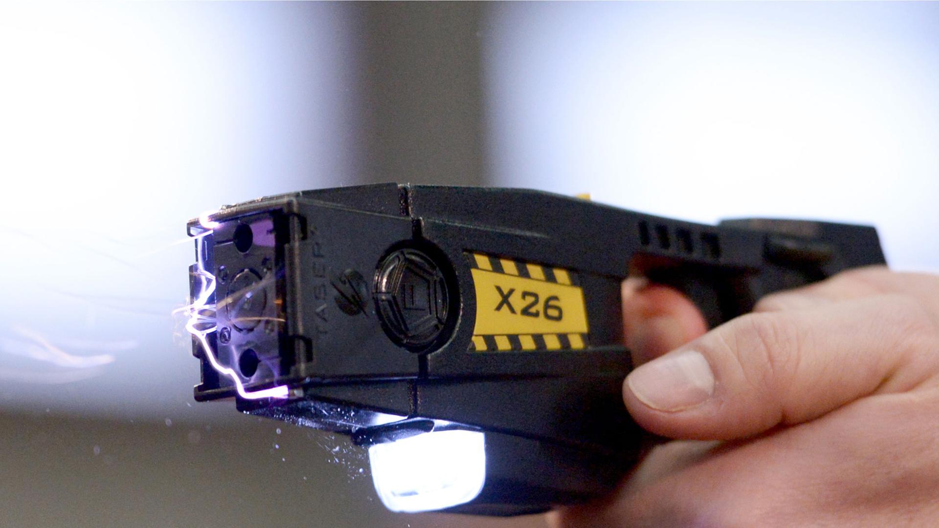 Ein sogenannter Taser wird am 18.11.2013 auf dem Gelände der Landespolizeischule in Berlin im Rahmen einer Sitzung des Innenausschusses des Berliner Abgeordnetenhauses präsentiert. Ein sogenannter Taser wird am 18.11.2013 auf dem Gelände der Landespolizeischule in Berlin im Rahmen einer Sitzung des Innenausschusses des Berliner Abgeordnetenhauses präsentiert.