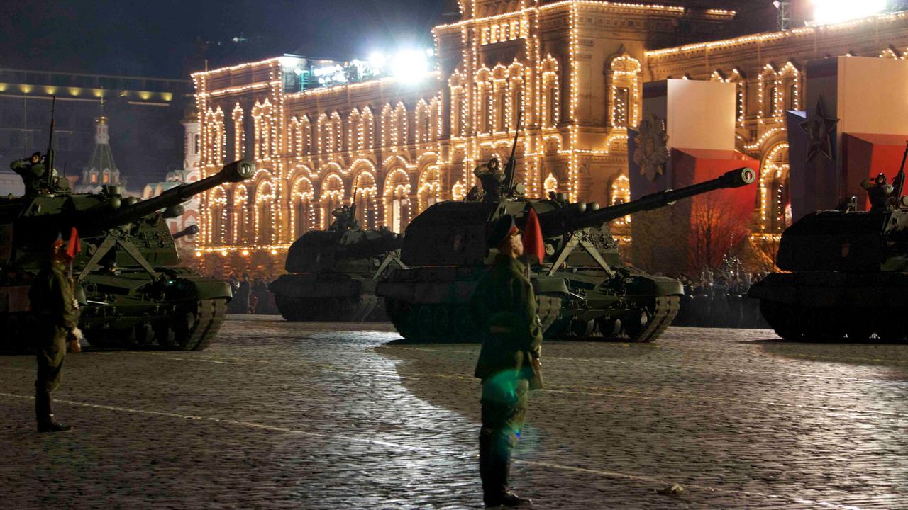 Militärgerät bei der Generalprobe zur Siegesparade auf dem Roten Platz