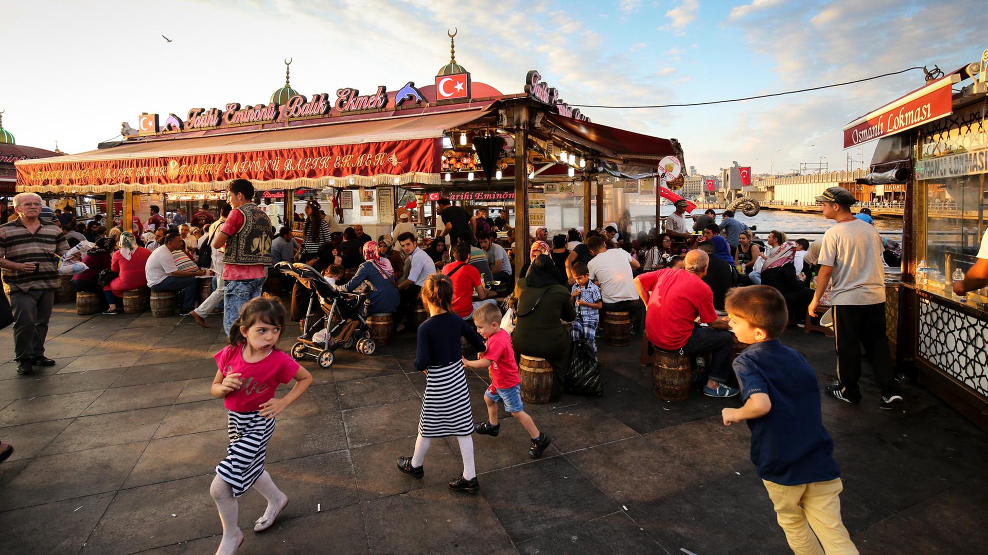 Ein Volksfest im Eminonu-Viertel am unteren Ende der Galata-Brücke in Istanbul. Ein Volksfest im Eminonu-Viertel am unteren Ende der Galata-Brücke in Istanbul.