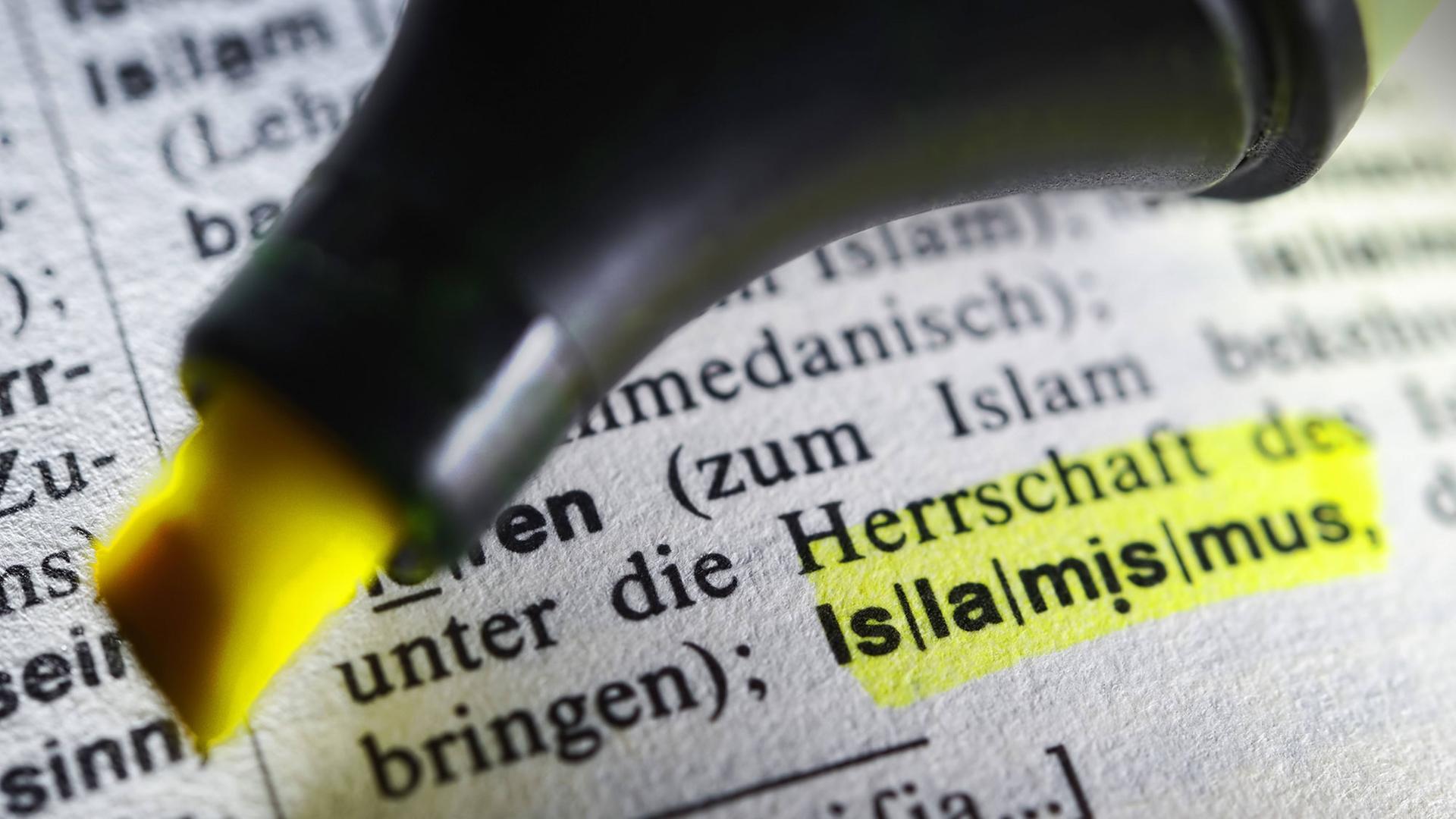 Das Wort Islamismus in einem Lexikon markiert. Das Wort Islamismus in einem Lexikon markiert.