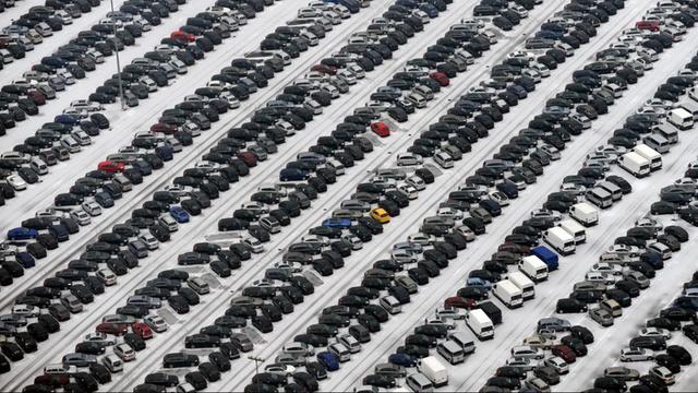 Neu- und Jahreswagen verschiedener Autohersteller stehen auf dem Lagergelände eines Logistikunternehmens im mittelbadischen Kippenheim.