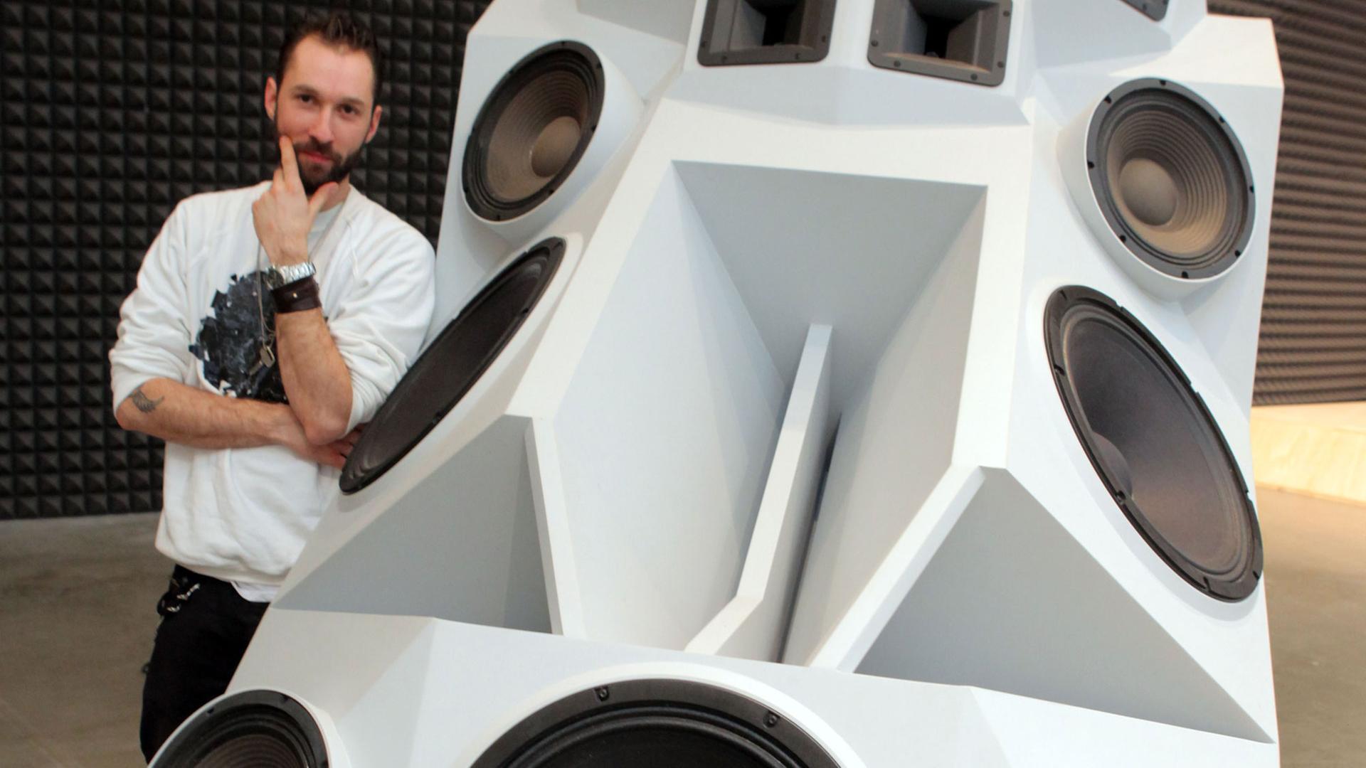 Nik Nowak und sein Sound-Kunstwerk "Panzer" im Museum Marta in Herford Nik Nowak und sein Sound-Kunstwerk "Panzer" im Museum Marta in Herford