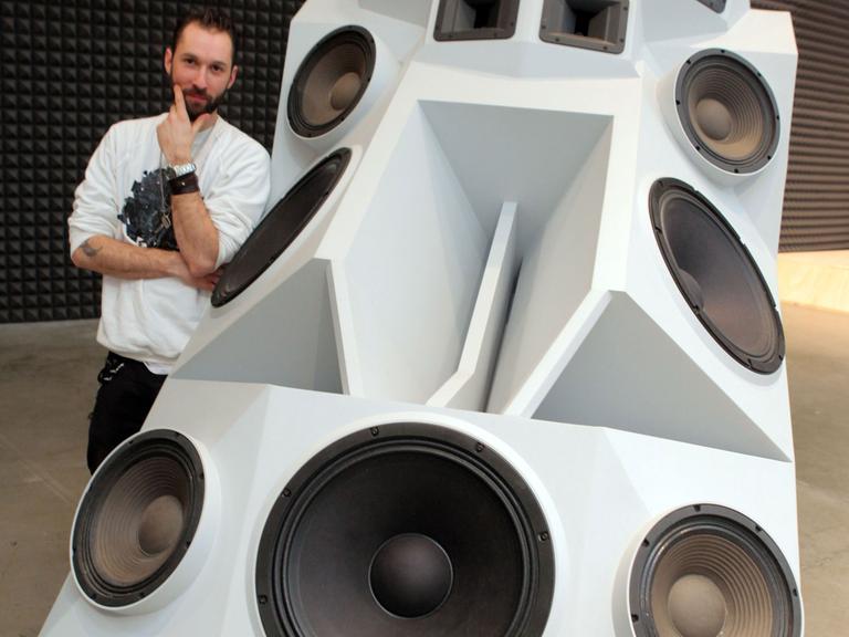 Nik Nowak und sein Sound-Kunstwerk "Panzer" im Museum Marta in Herford