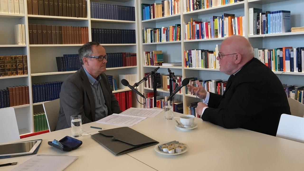 Kardinal Reinhard Marx im Gespräch mit DLF-Redakteur Andreas Main in der Bibliothek des Erzbischöflichen Palais in München. Kardinal Reinhard Marx im Gespräch mit DLF-Redakteur Andreas Main in der Bibliothek des Erzbischöflichen Palais in München.