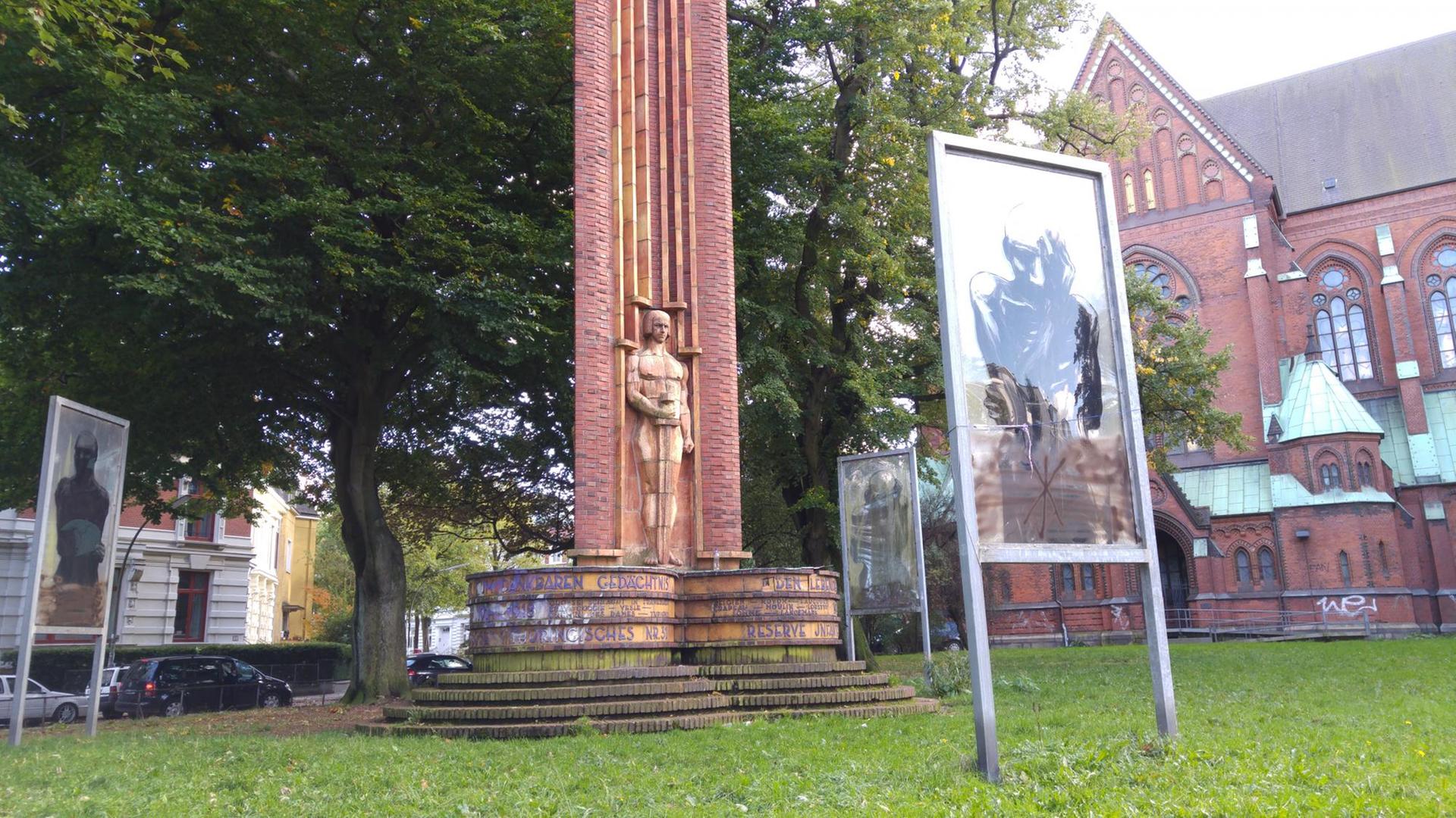 Das Kriegerdenkmal aus den 1920er Jahren auf dem Vorplatz der St. Johanniskriche in Hamburg Altona. Heute ist es umstellt von drei großen auf Plexiglas fixierten Zeichnungen, die Opfer des Krieges symbolisieren sollen. Das Kriegerdenkmal aus den 1920er Jahren auf dem Vorplatz der St. Johanniskriche in Hamburg Altona. Heute ist es umstellt von drei großen auf Plexiglas fixierten Zeichnungen, die Opfer des Krieges symbolisieren sollen.