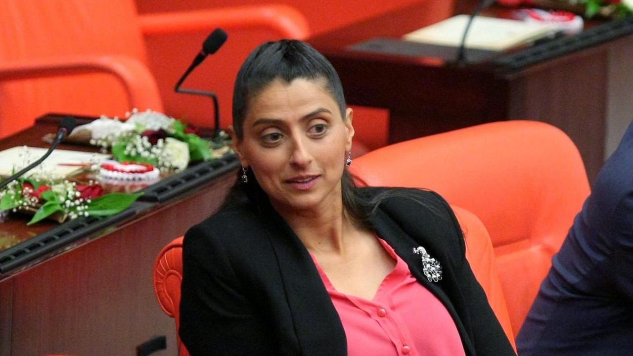 Feleknas Uca im türkischen Parlament. Feleknas Uca im türkischen Parlament.