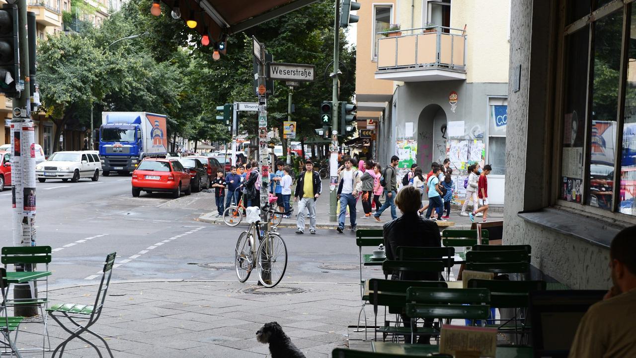 Ein Hund sitzt in der Pannierstraße an der Ecke Weserstraße auf dem Gehweg, fotografiert am 20.08.2013 in Berlin Neukölln. Ein Hund sitzt in der Pannierstraße an der Ecke Weserstraße auf dem Gehweg, fotografiert am 20.08.2013 in Berlin Neukölln.