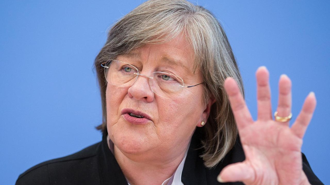 Die Bundesbeauftragte für Datenschutz, Andrea Voßhoff, gestikuliert. Die Bundesbeauftragte für Datenschutz, Andrea Voßhoff, gestikuliert.