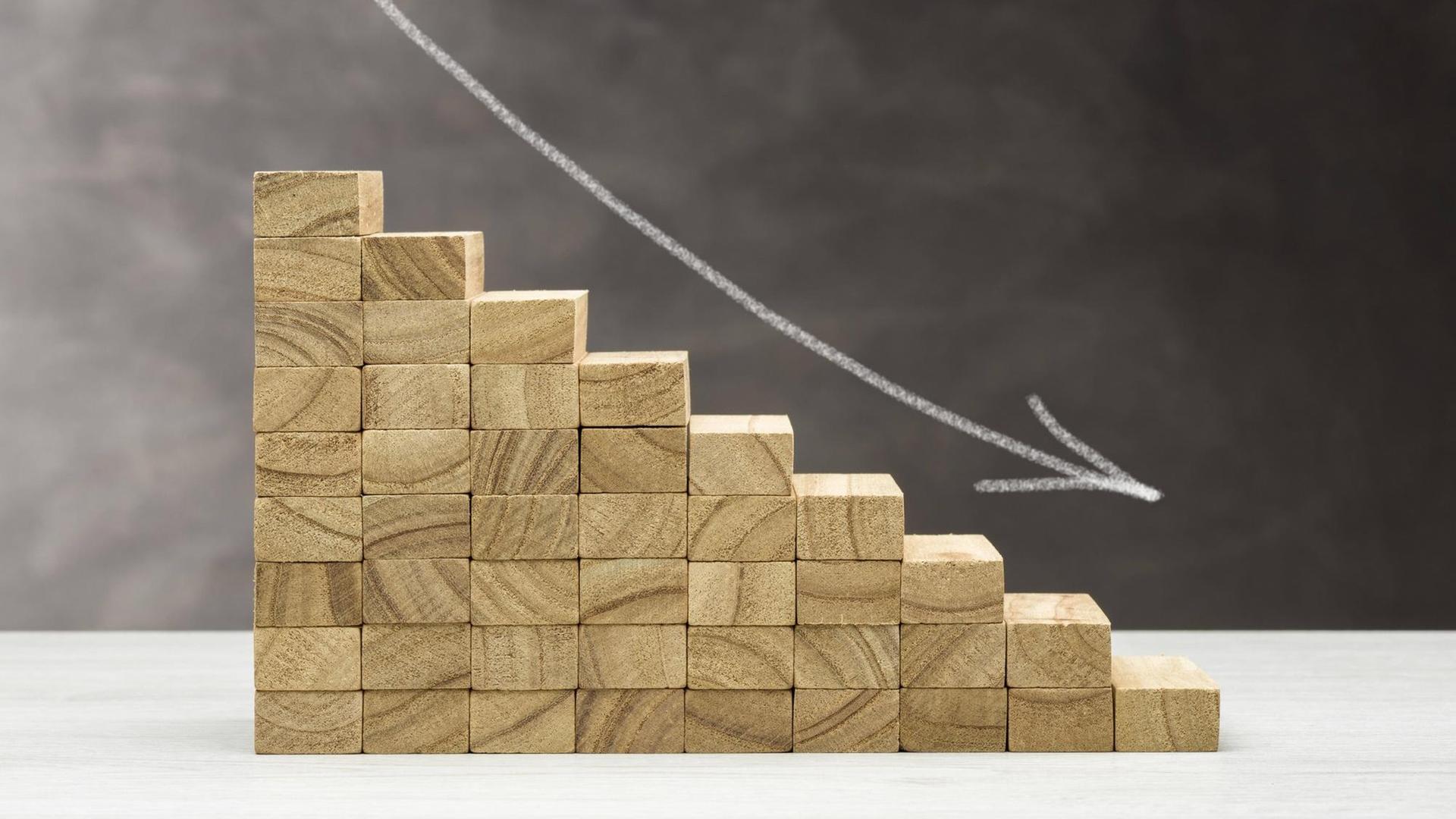 Bauklötze bilden eine Treppe, die von links nach rechts nach unten geht. Bauklötze bilden eine Treppe, die von links nach rechts nach unten geht.