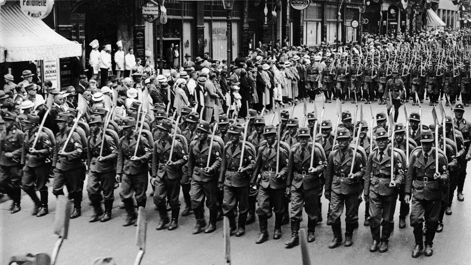 Bild auf einer Propaganda-Postkarte des Reichsarbeitsdienstes der Nazis von 1938 Bild auf einer Propaganda-Postkarte des Reichsarbeitsdienstes der Nazis von 1938
