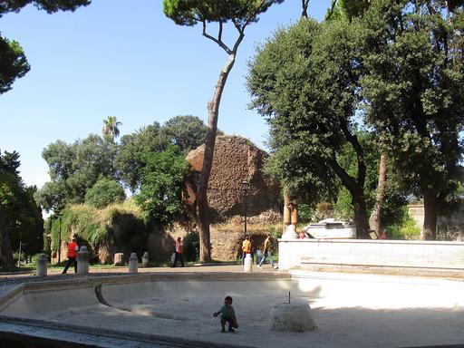 Kinder spielen im Oppio-Park in Rom in einem trockenen Brunnen am künftigen Martin-Luther-Platz.