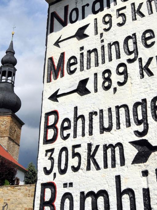 Ein historischer Wegweiser von 1912 zeigt im südthüringischen Berkach in der Rhön Richtung und Entfernung nach Nordheim, Meiningen, Behrungen und Römhild an, aufgenommen am 10.06.2009.
