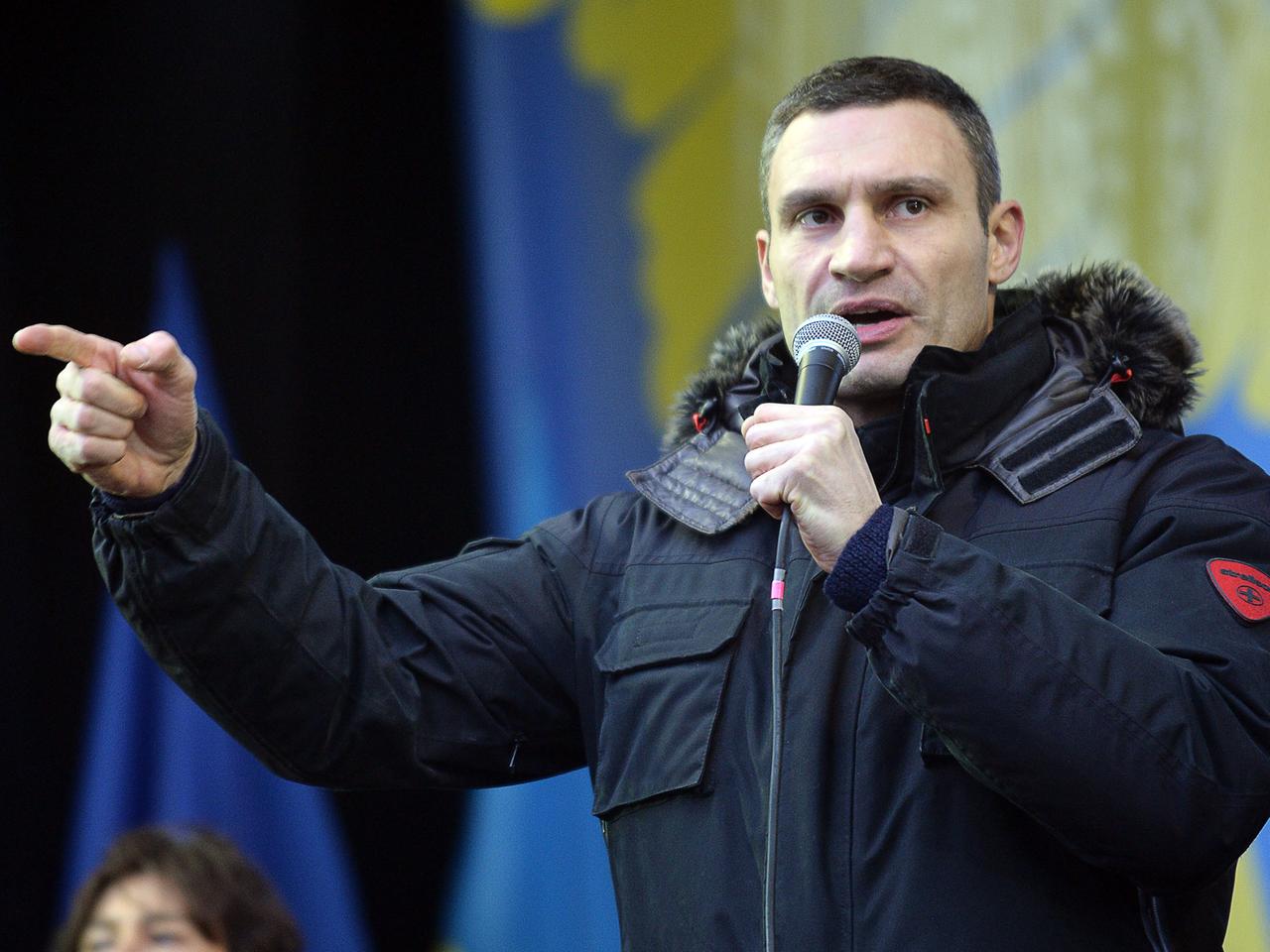 Der Chef der Oppositionspartei Udar, Vitali Klitschko, redet am 8.12.2013 bei einer Protestkundgebung in Kiew