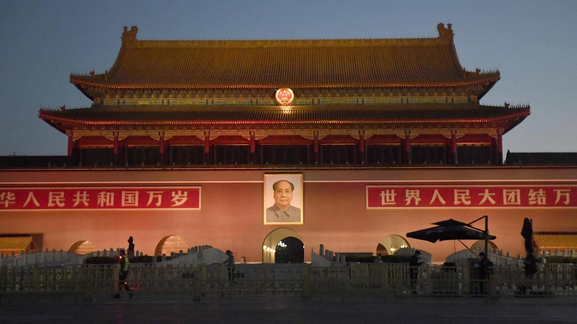 Der Tiananmen-Platz in Peking bei Dunkelheit.