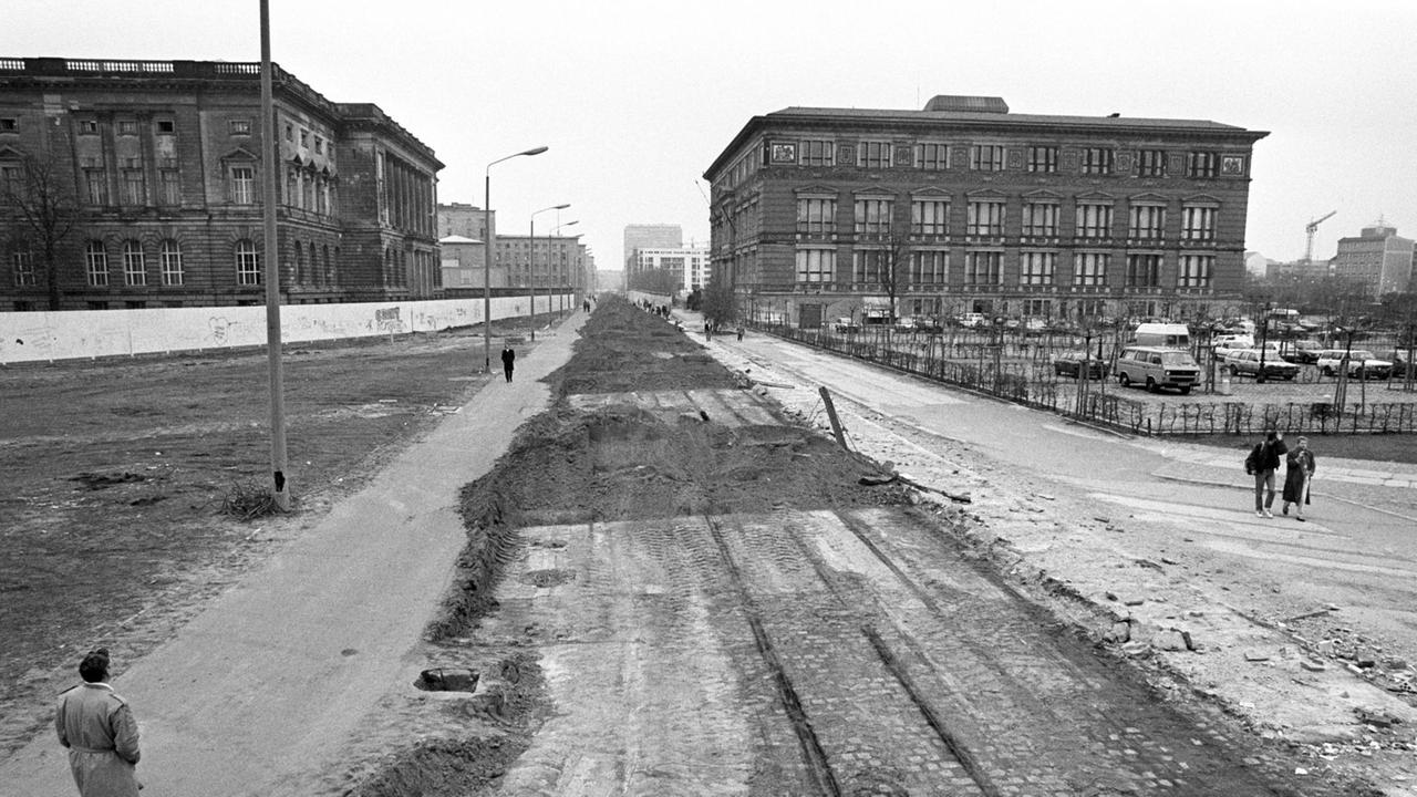 Die abgebaute Mauer verlief auf den Straßenbahnschienen zwischen den Bezirken Kreuzberg (r) und Berlin Mitte (l). auf der rechten Seite der Martin-Gropius-Bau, links das Ostberliner Haus der Ministerien. (Aufnahme vom 29.3.1990).